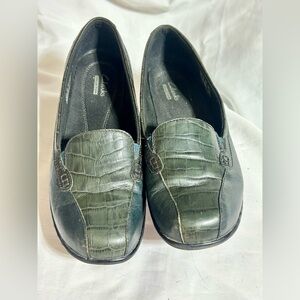 💚Clarks Bayou Q Leather Bendable Dark Green Croc-Embossed Loafers Size 7W GUC